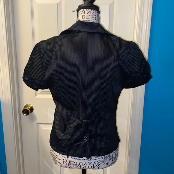 Women’s cute cropped short sleeve pinstriped blazer - Picture 5 of 7